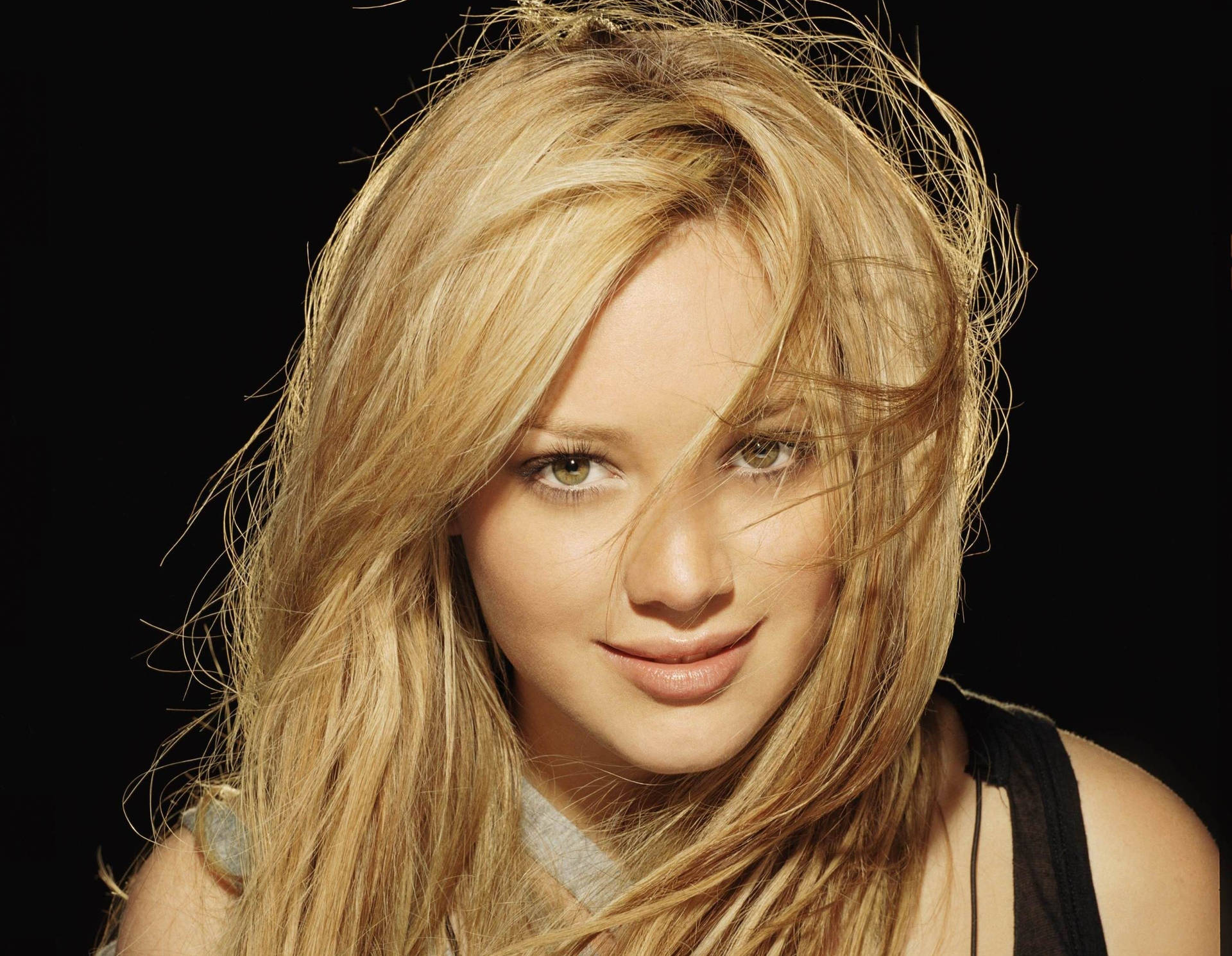 Hilary Duff With Black Backdrop Wallpaper