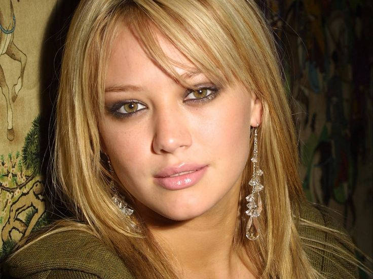 Hilary Duff With Makeup And Jewelry Wallpaper