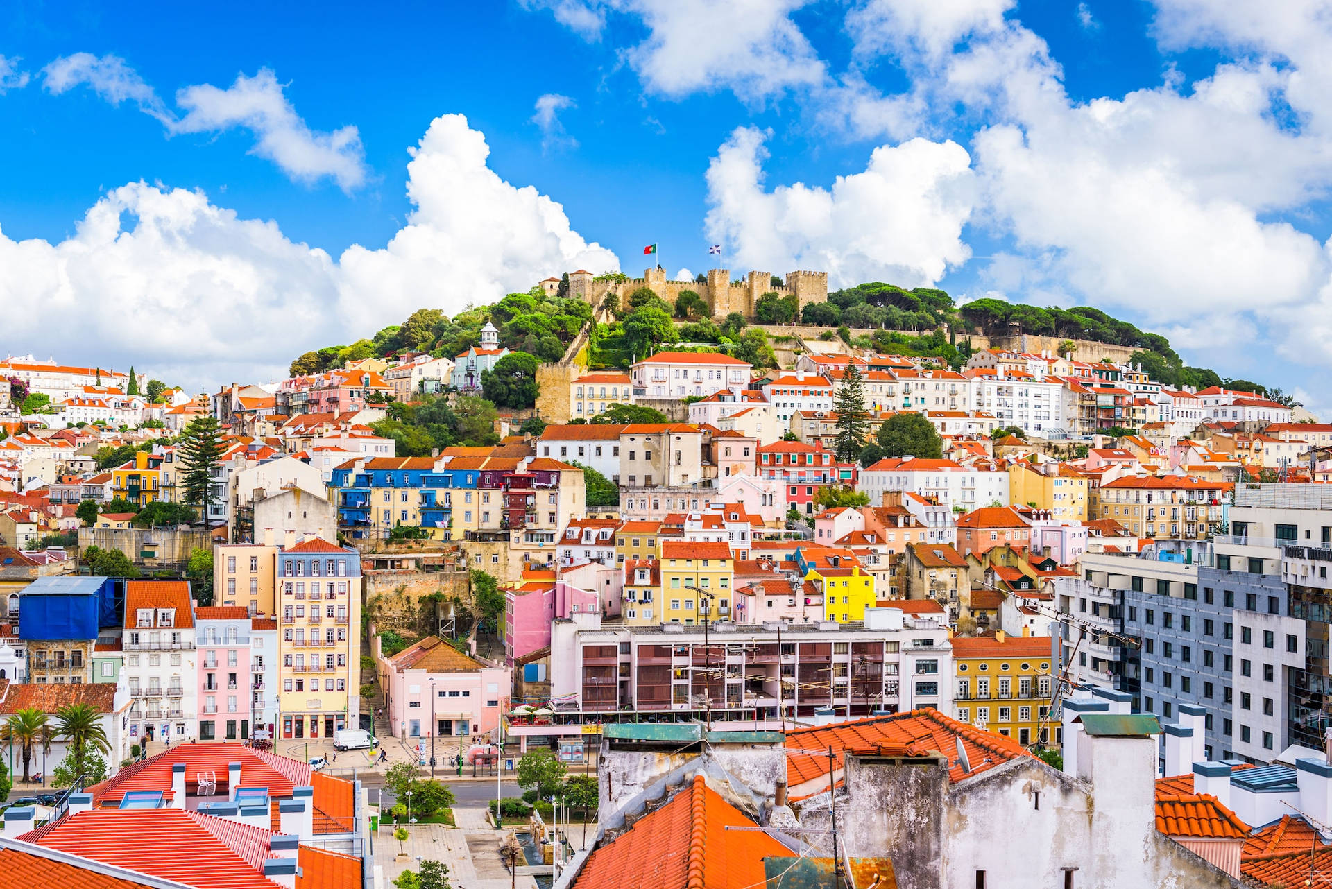 Scenisch Uitzicht Op Huizen Op De Heuveltop Bij Zonsondergang In Lissabon, Portugal Achtergrond