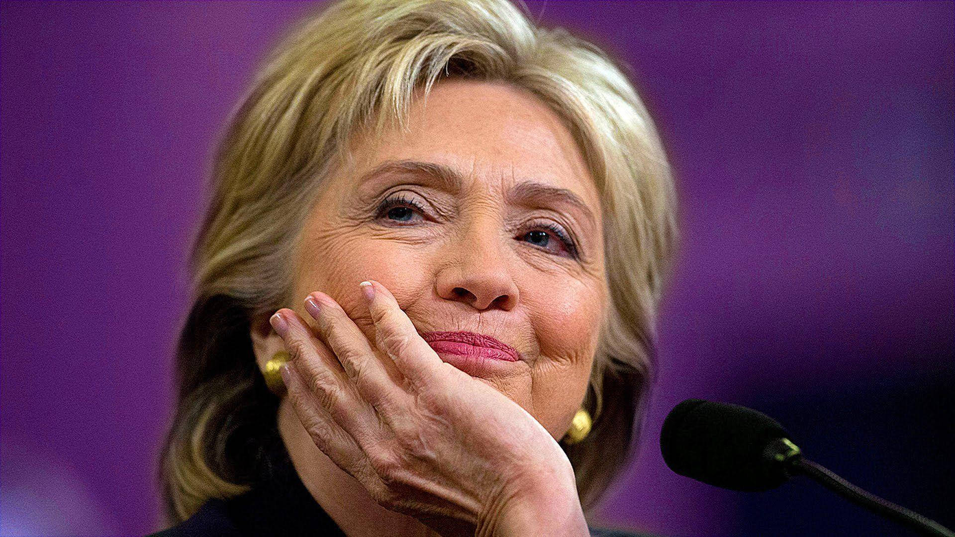 Hillary Clinton Smiling Candid Portrait Wallpaper