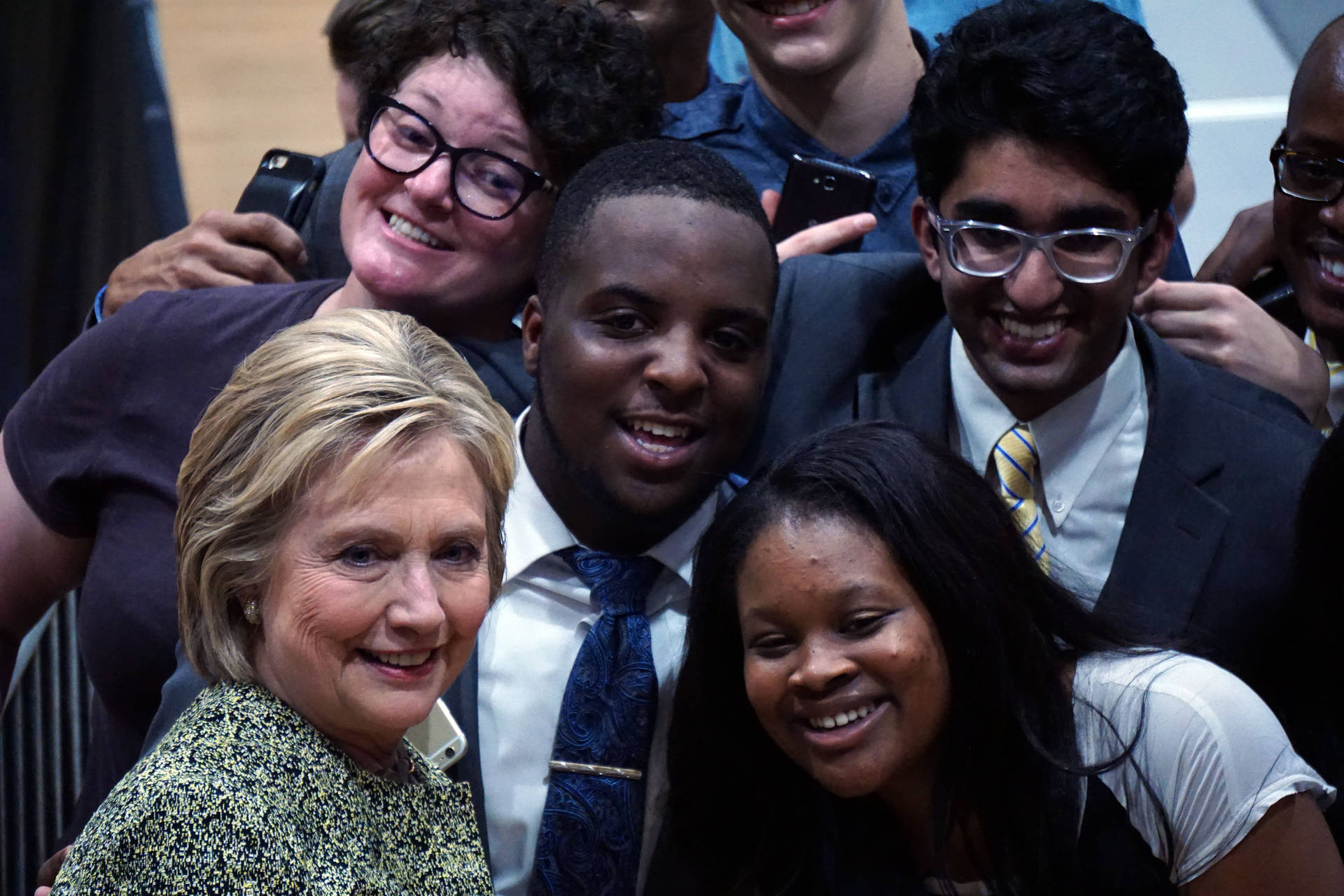 Hillary Clinton With Students Wallpaper