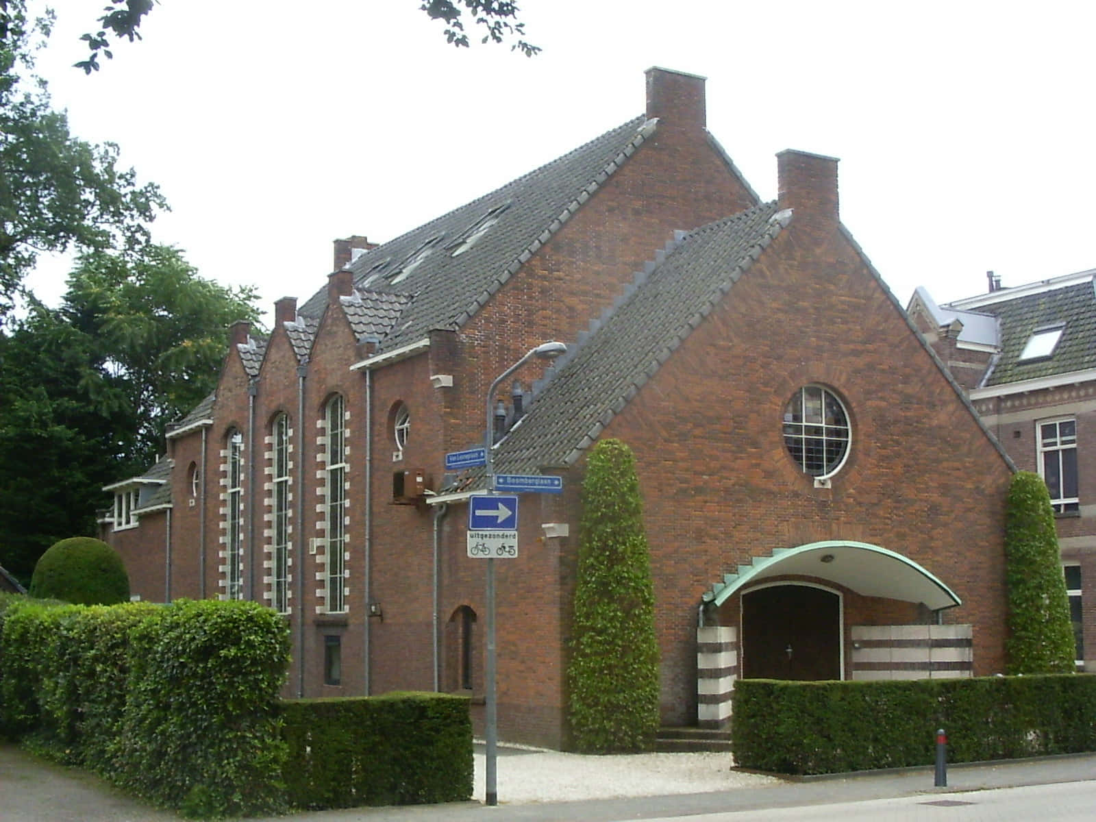 Hilversum Brick Buildingwith Arched Entrance Wallpaper