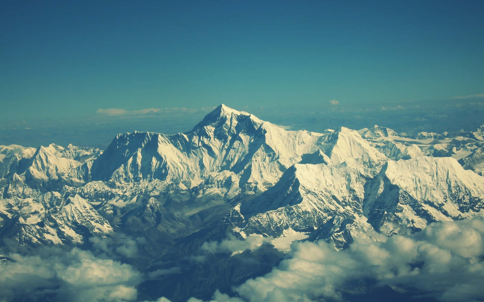 A spectacular shot of the picturesque Himalaya range