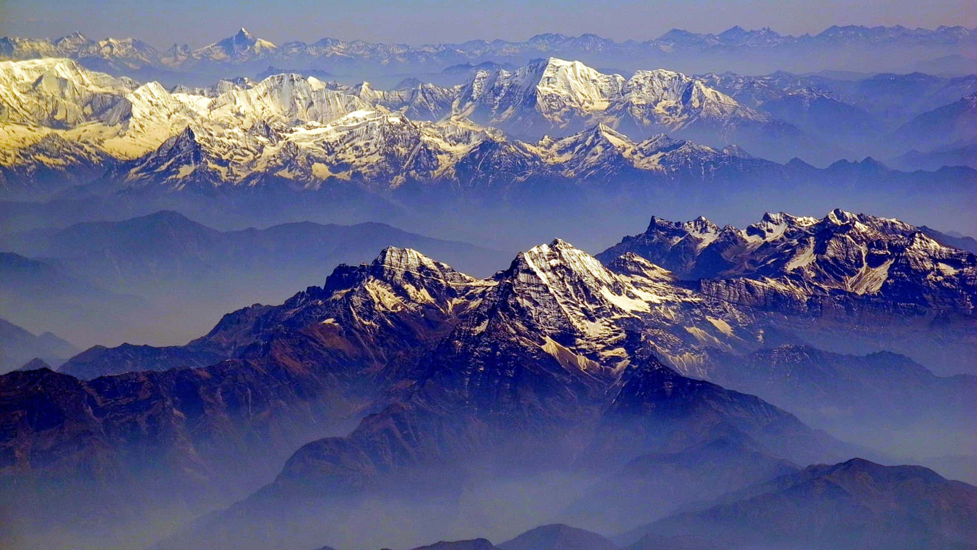 Betraktarden Majestätiska Skönheten Av Himalaya Som Bakgrundsbild På Datorn Eller Mobilen.