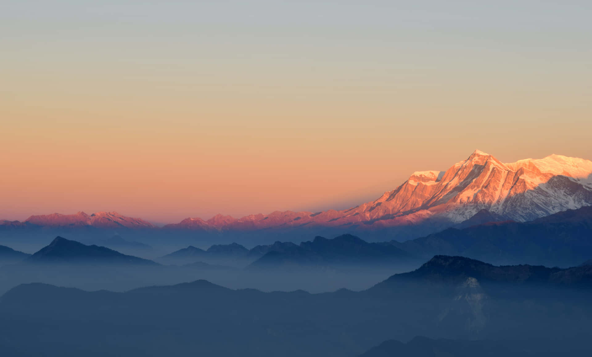 Njutav En Häpnadsväckande Utsikt Över De Majestätiska Himalayabergen På Din Datorskärm Eller Mobilbakgrund.