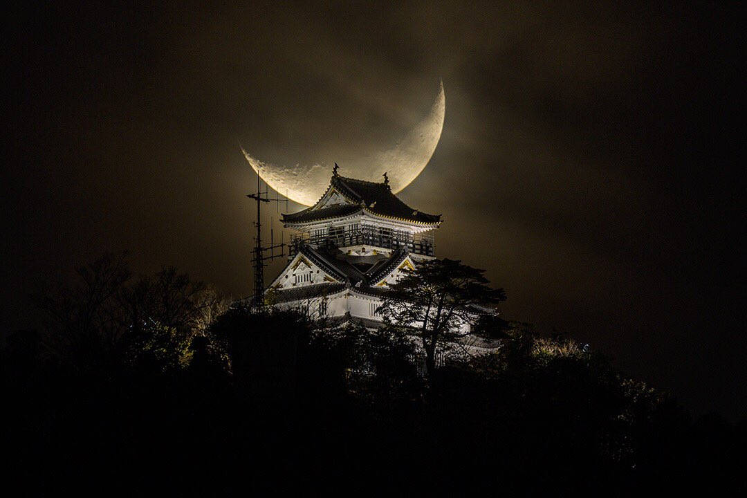 Himeji Castle And Big Crescent Moon Wallpaper