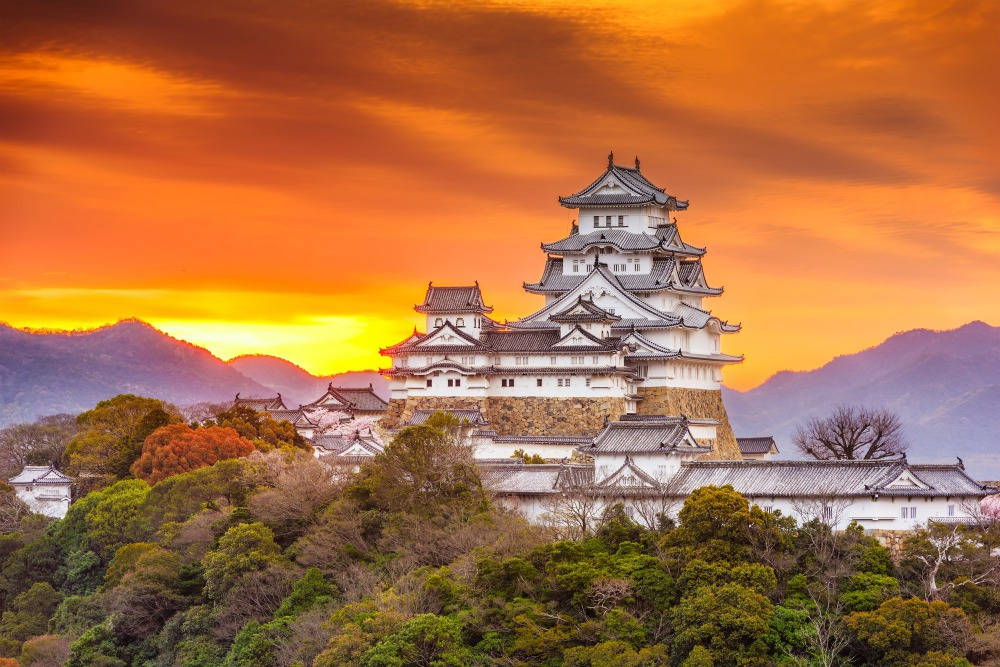 Himeji-borgen og orange himmel - Tag med på himmelske eventyr Wallpaper