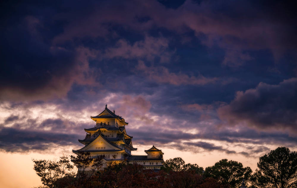 Elcastillo De Himeji Bajo Cielos Nublados. Fondo de pantalla