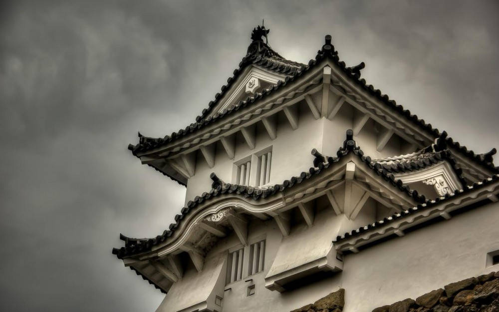 Himejischloss Unter Den Wolken Wallpaper
