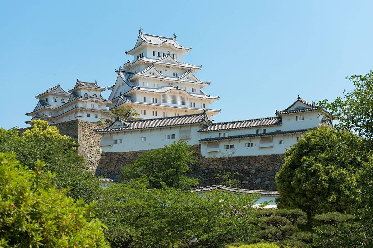 Himeji-slottet Inden For Saftige Træer Wallpaper