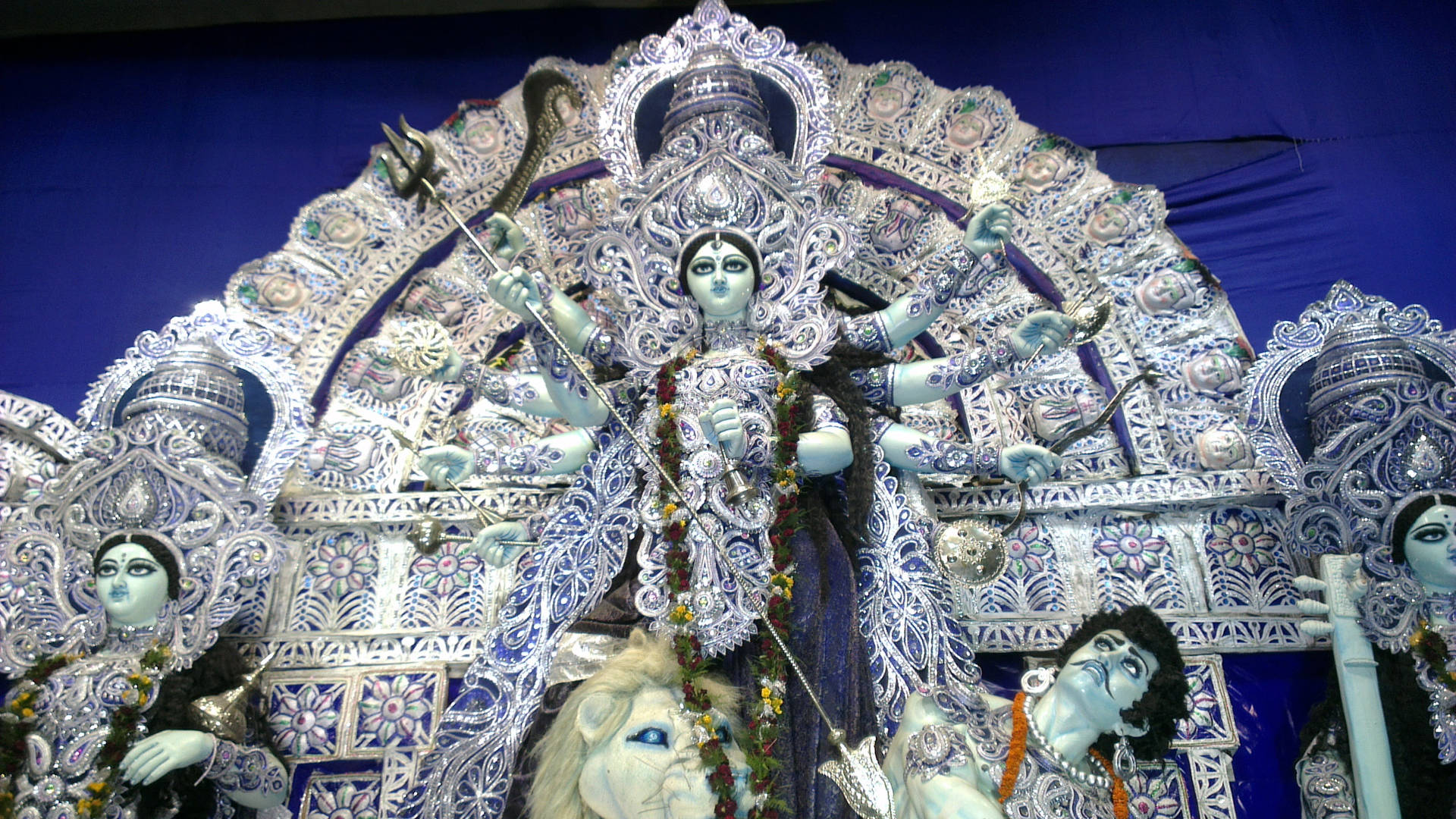 Hindu-gudinden Durga kommer til syne foran et lysblåt baggrund. Wallpaper