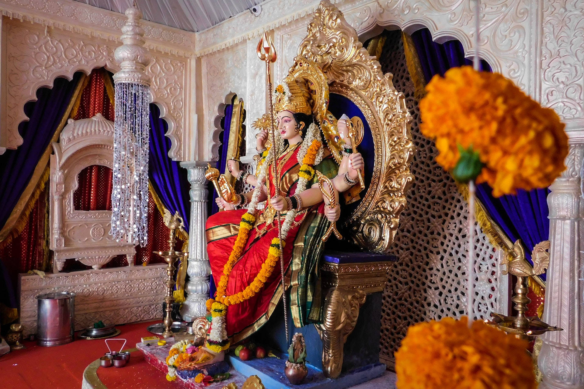 Tronodel Altar De La Diosa Hindú Durga Fondo de pantalla