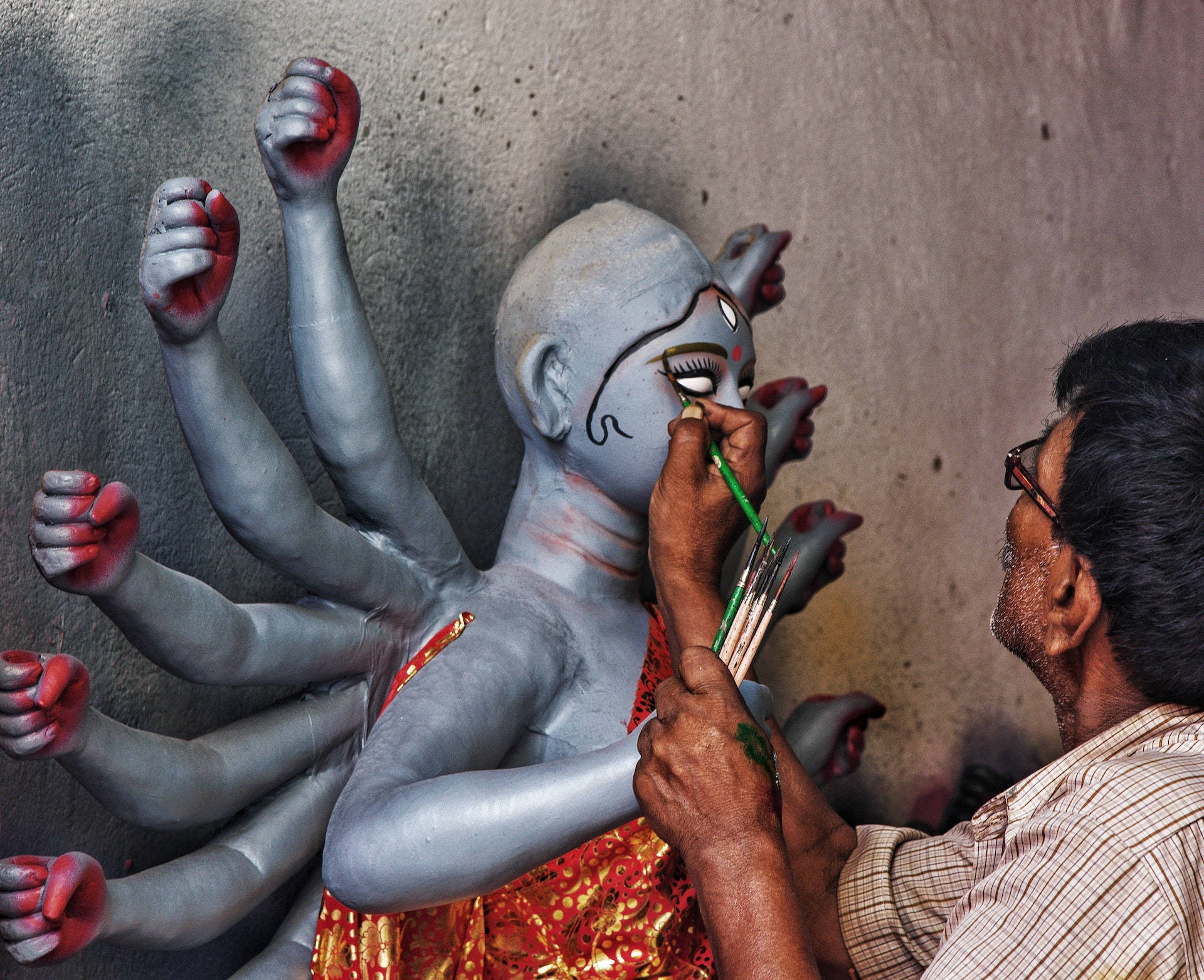 Diosahindú Durga En Estatua Gris. Fondo de pantalla
