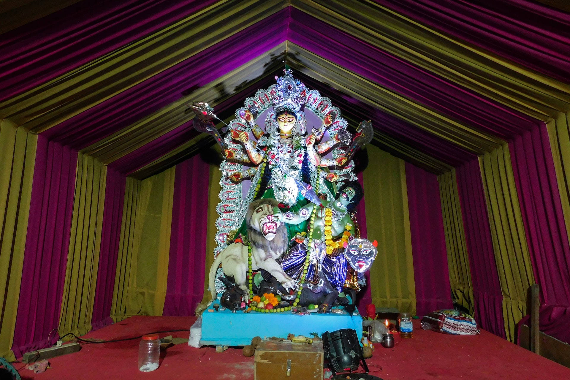 Estatuade La Diosa Hindú Durga En Una Tienda De Campaña. Fondo de pantalla