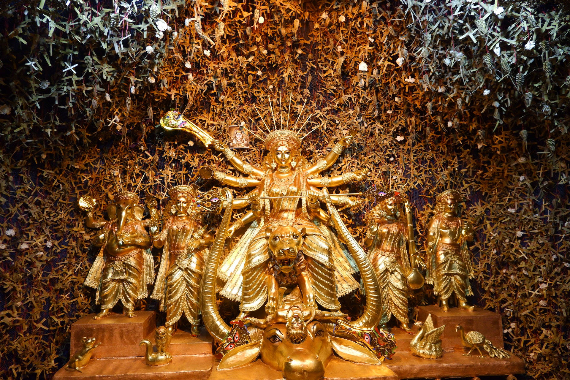 Hinduiska Gudinna Guldstatyer Som Bakgrundsbild På Datorn Eller Mobilen. (hindu Goddess Gold Statues As Desktop Or Mobile Wallpaper.) Wallpaper