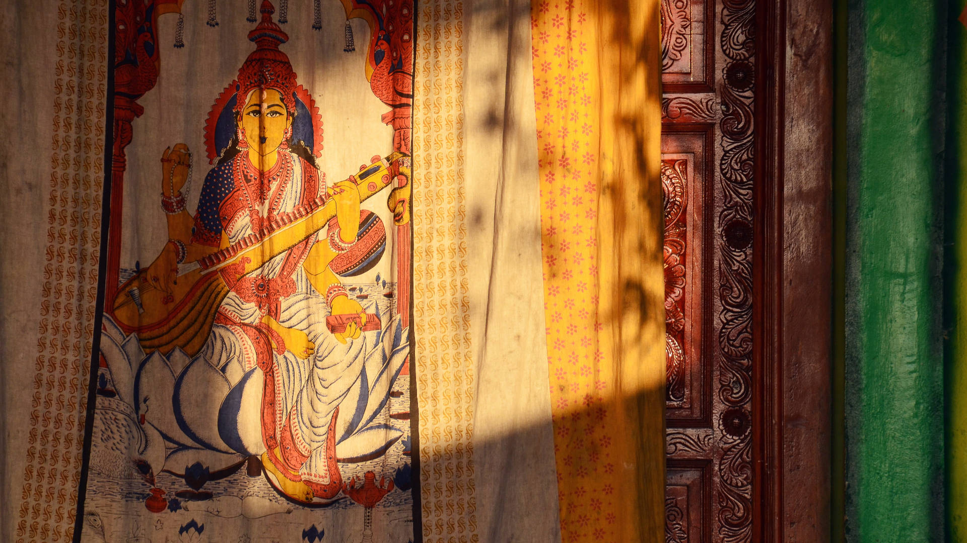 Hindugudinnan Saraswati Tapystry Som Dator- Eller Mobilskärmsbakgrund. Wallpaper