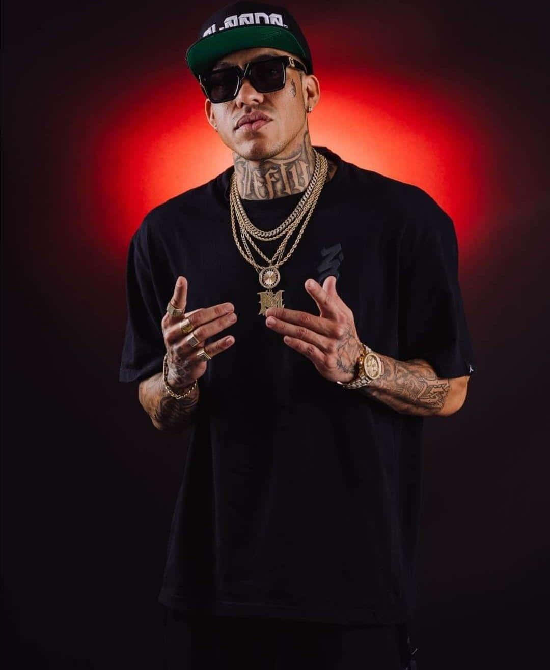 Hip Hop_ Artist_with_ Gold_ Chains_and_ Tattoos.jpg Wallpaper