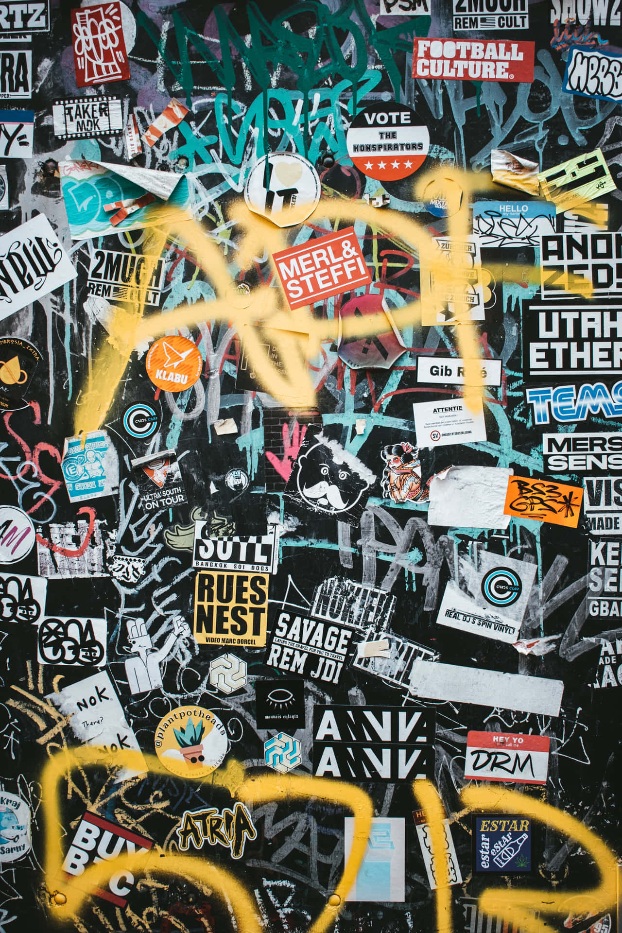 Hip Hop Graffiti Art Flourishing in City Streets Wallpaper
