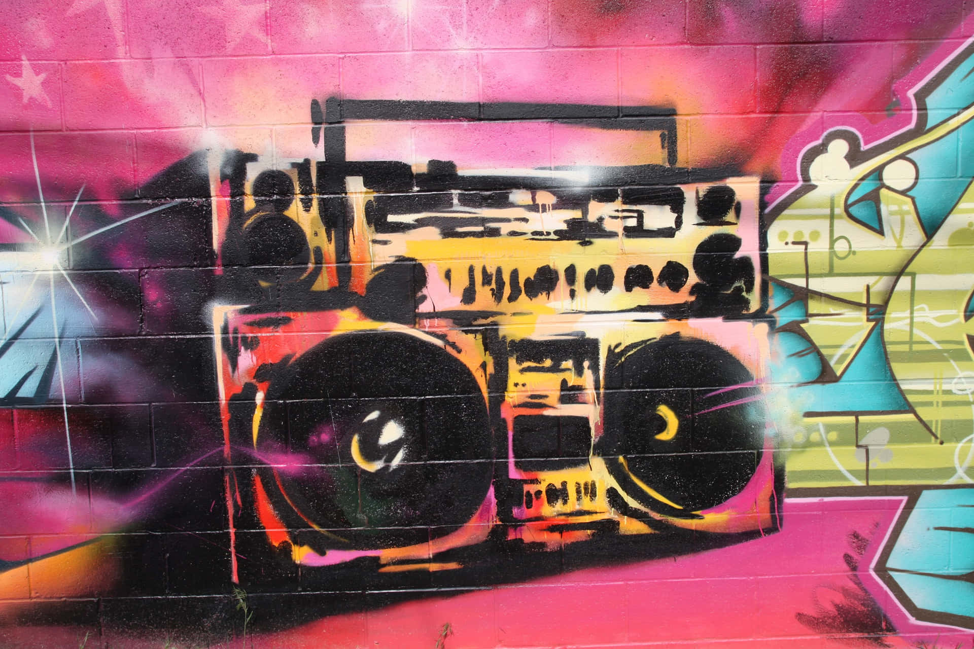 "The Fire of Hip-Hop Comes Alive in This Street Art" Wallpaper