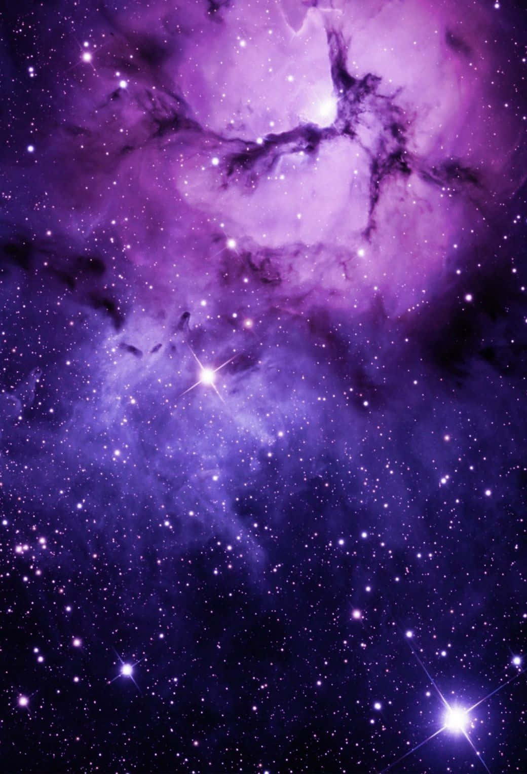 Lilla nebula i himlen med stjerner Wallpaper