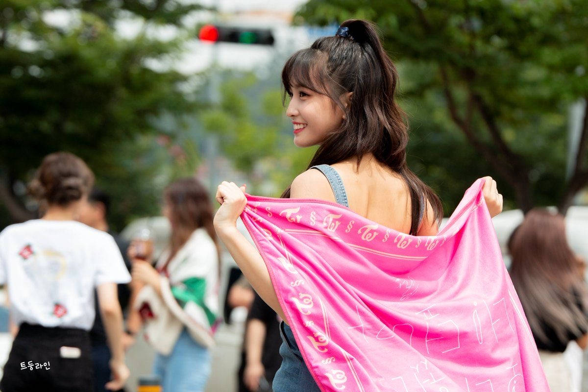 Hirai Momo Con Striscione Rosa Sfondo