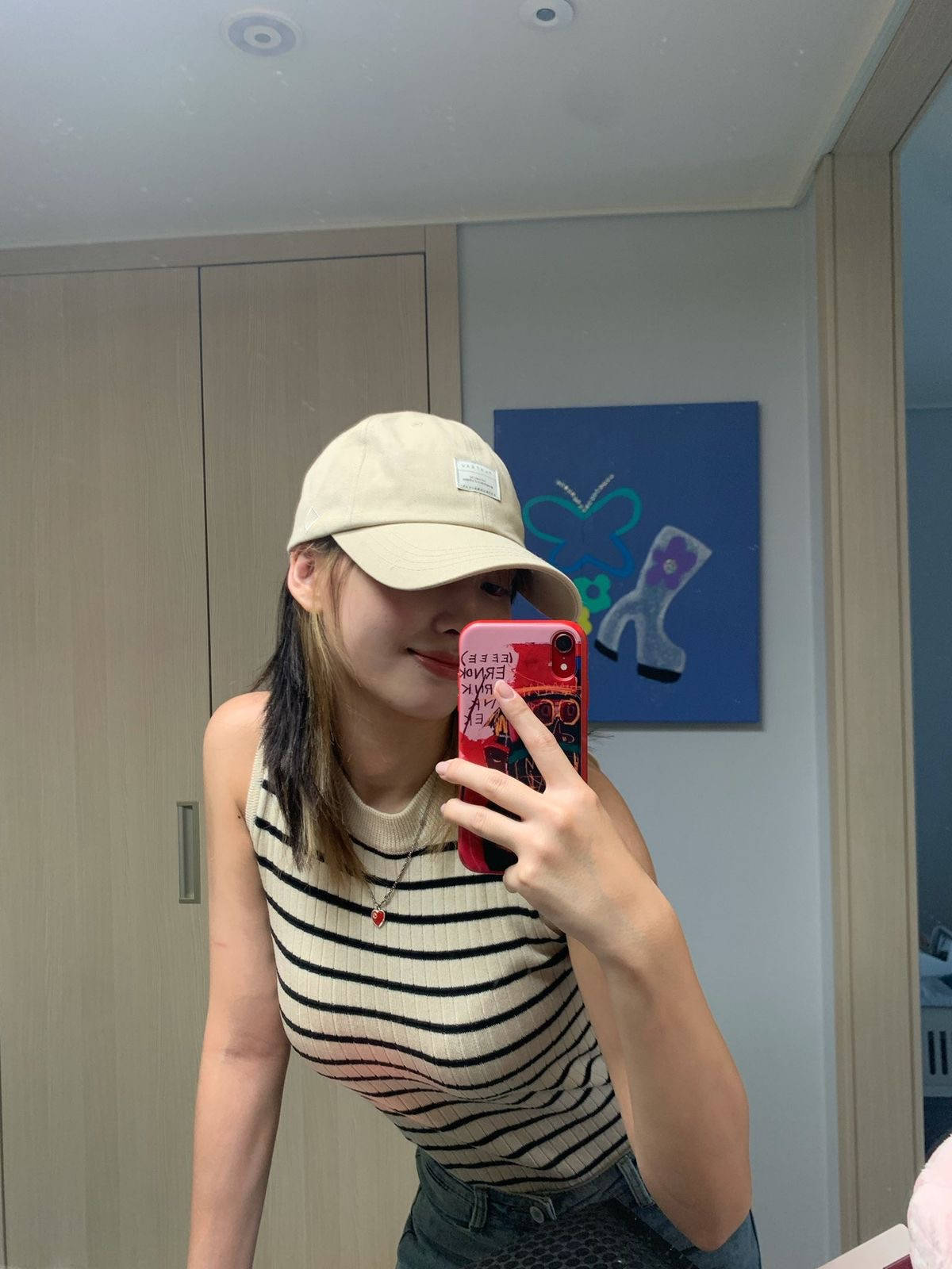 Hirai Momo Mirror Selfie Wallpaper