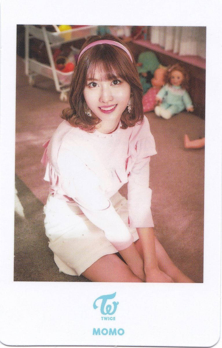 Hirai Momo Polaroid Foto Tapet: Et sjovt tapet, der viser polaroidfotos af Momo fra K-pop gruppen TWICE. Wallpaper