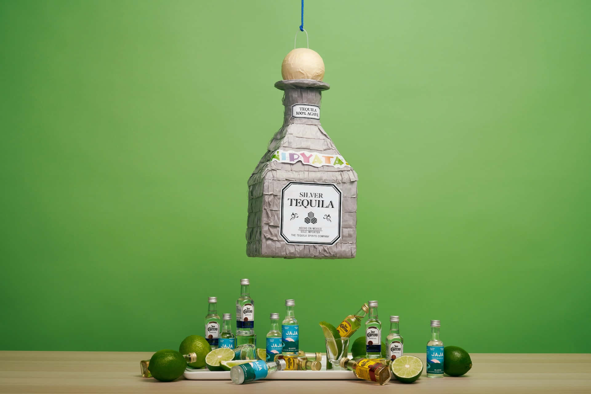 En flaske tequila hængende fra en grøn bord Wallpaper