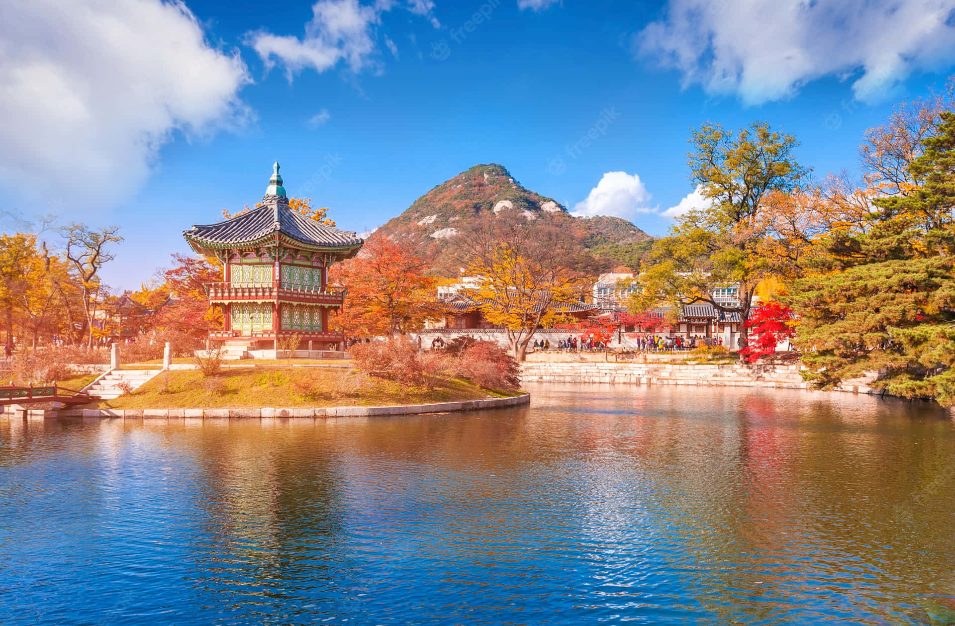 Historic Gyeongbokgung Palace In Autumn Picture