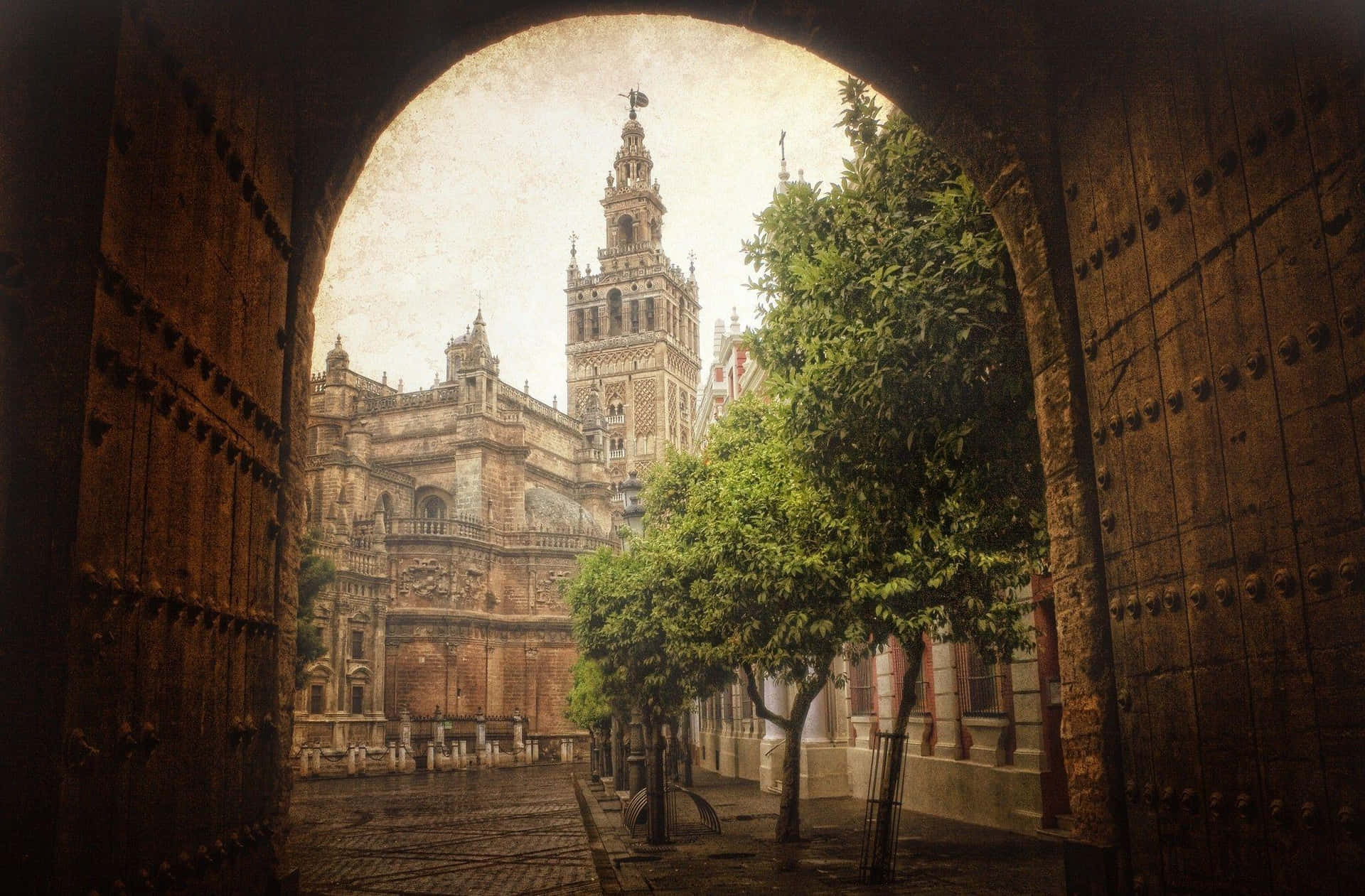 Historischesbild Der Texturierten Kathedrale Von Sevilla Wallpaper