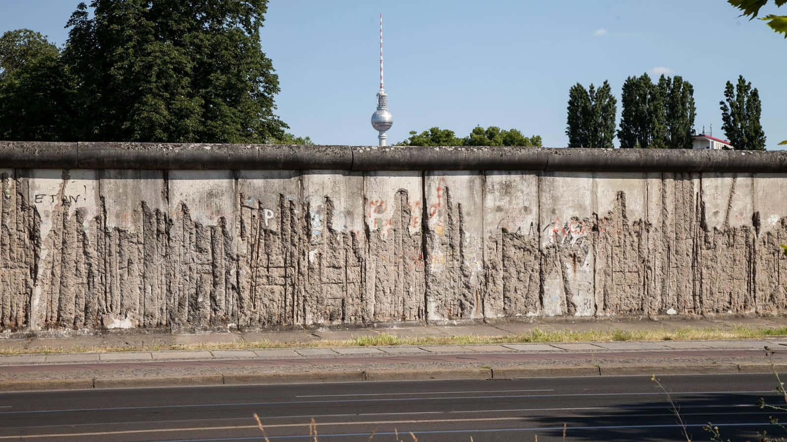 Historical Berlin Wall In Germany Wallpaper