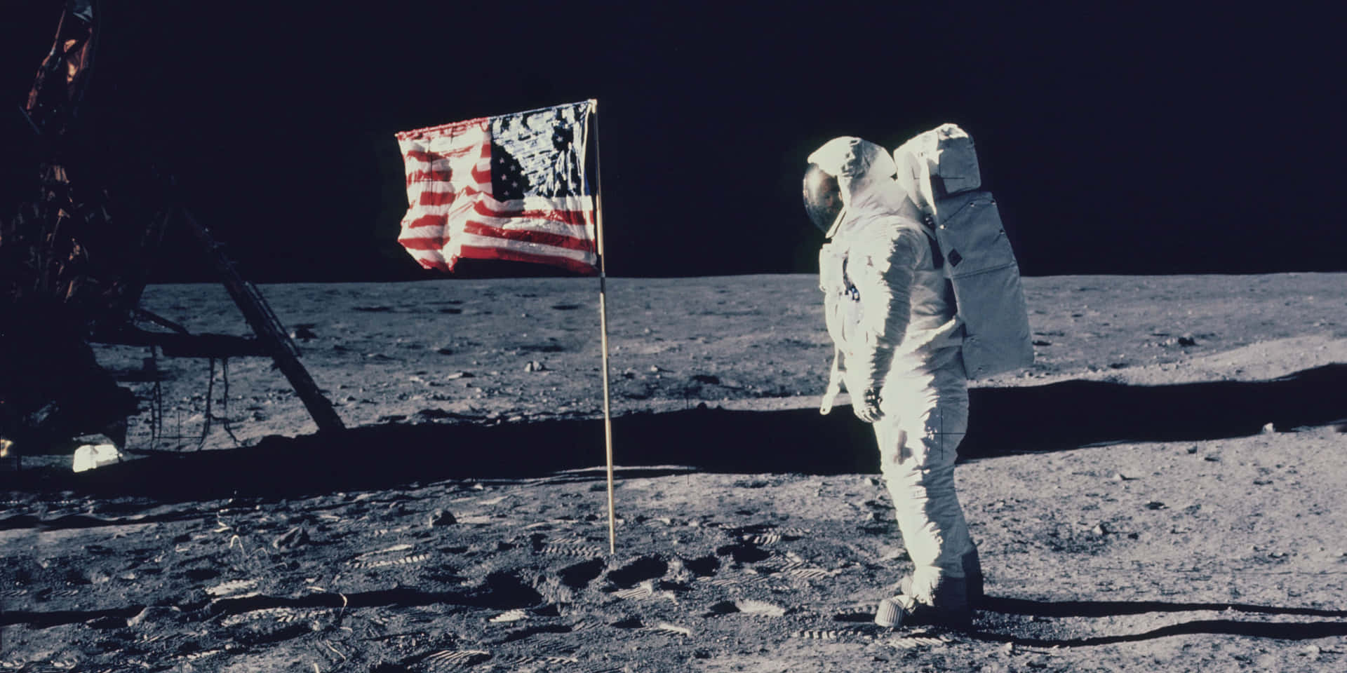 Historisk Neil Armstrong på Månen med Amerikansk flagbillede