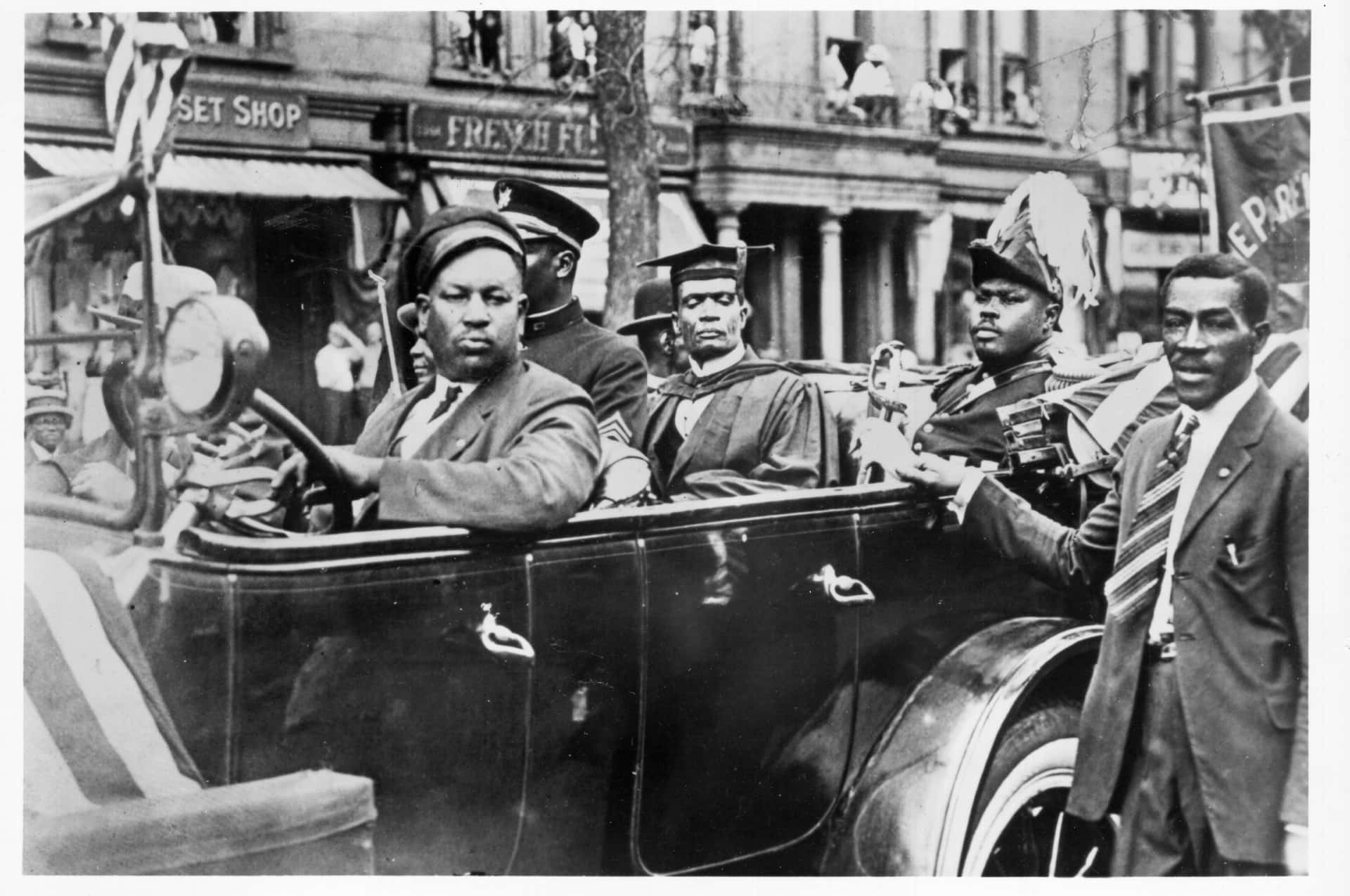 Historischesschwarz-weiß-bild Von Marcus Garvey Im Auto