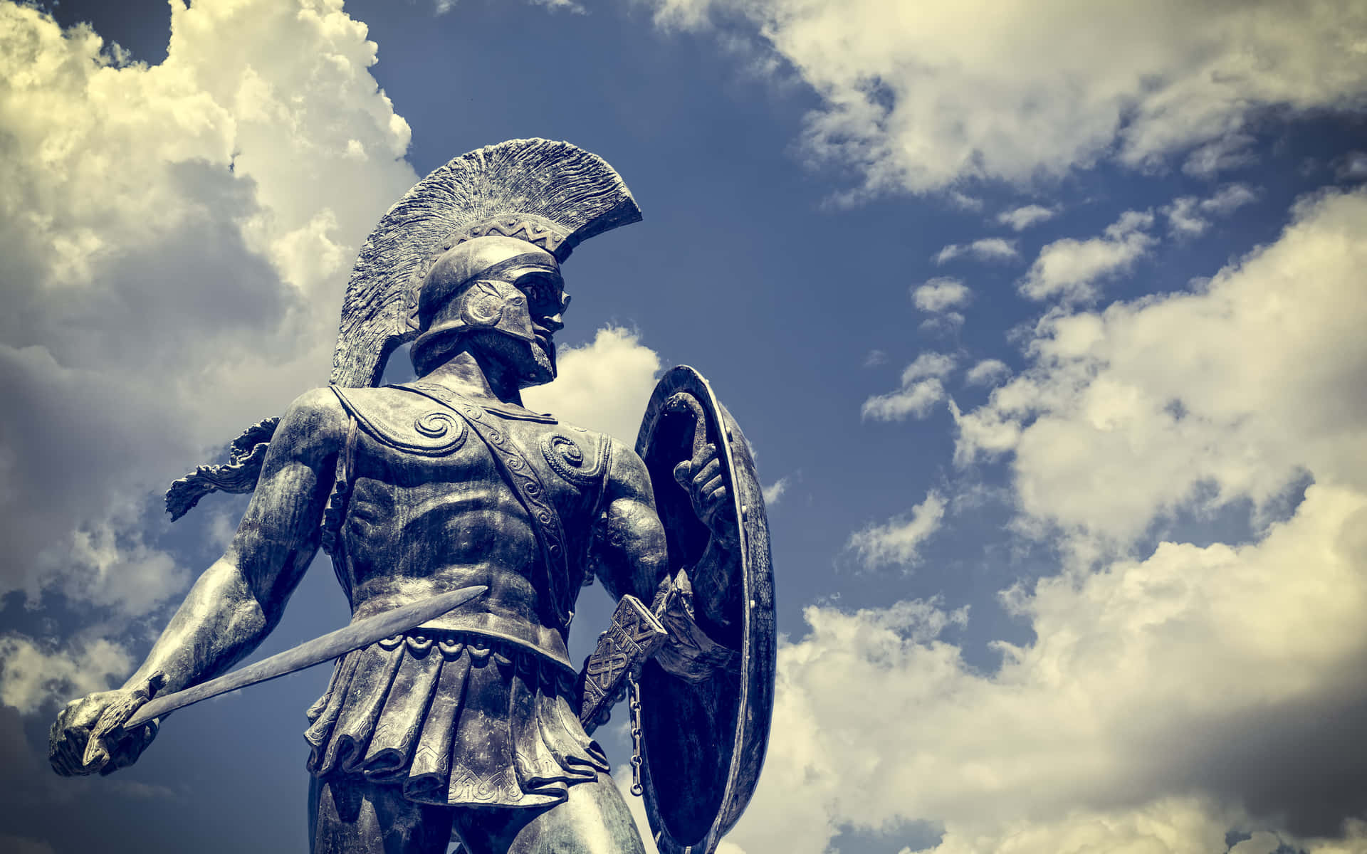 Unaestatua De Un Espartano Sosteniendo Una Espada Y Un Escudo