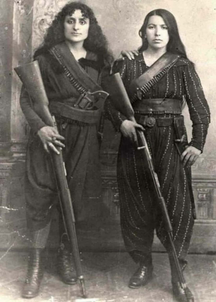 Zweifrauen In Traditioneller Kleidung, Die Gewehre Halten.