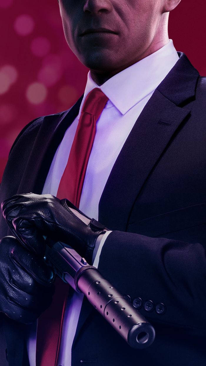 Hitman2018 Agent 47 Laddar Sitt Vapen. (note: In Swedish, It Is Not Common To Refer To A Pistol As Being 