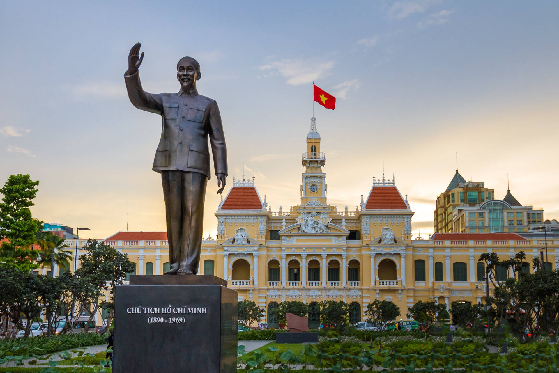 Estatuade Bronce De La Ciudad De Ho Chi Minh Fondo de pantalla