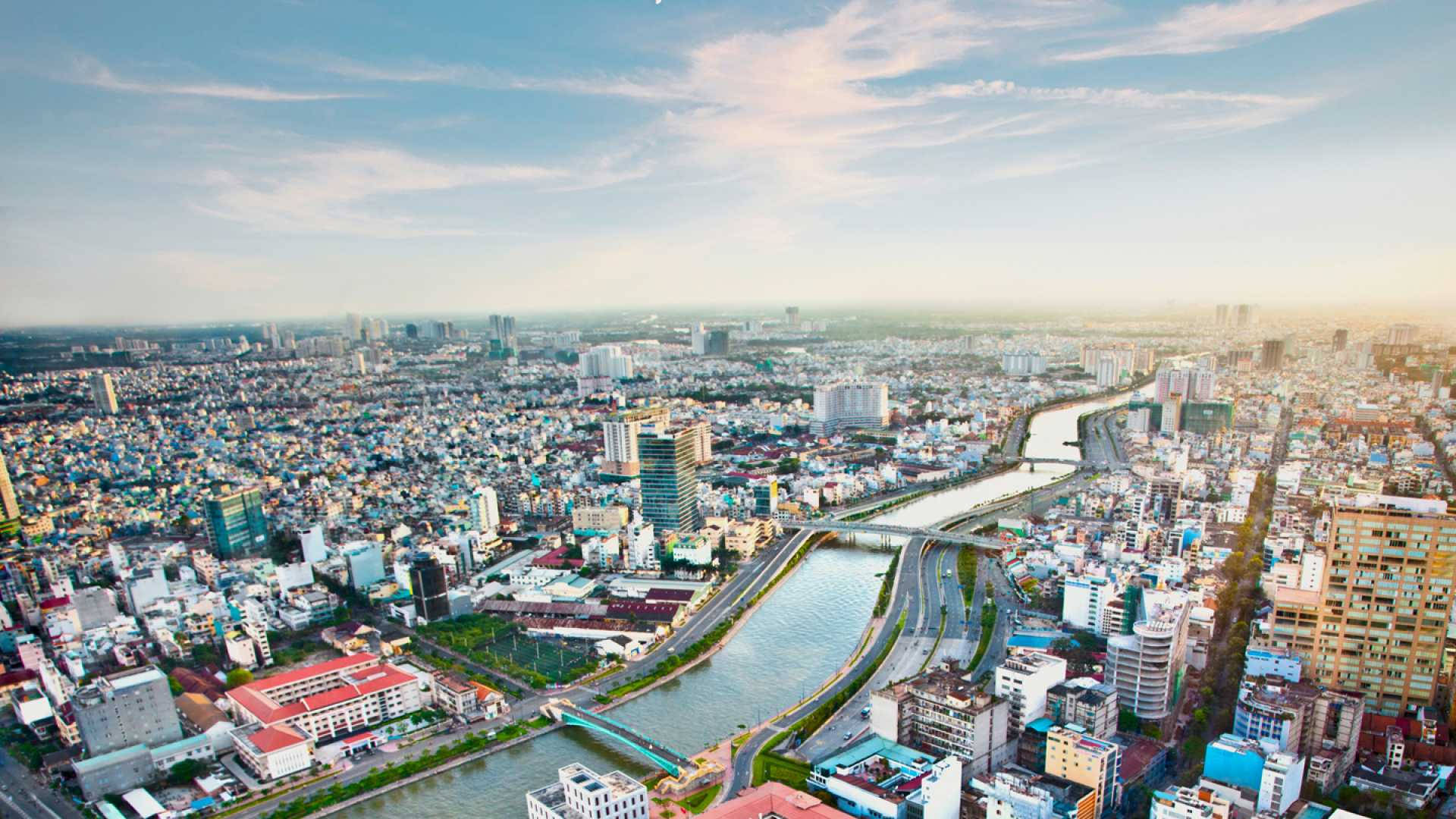 Puentessobre El Río De La Ciudad De Ho Chi Minh Fondo de pantalla