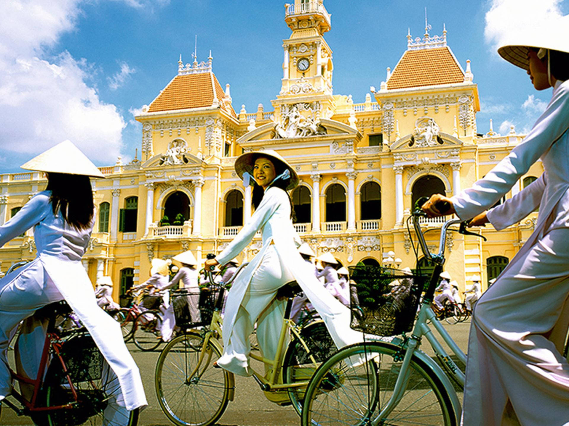 Trajetradicional De La Ciudad De Ho Chi Minh. Fondo de pantalla