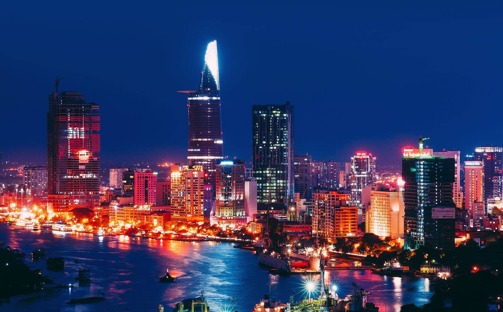 Ciudadde Ho Chi Minh Luces Vibrantes Fondo de pantalla