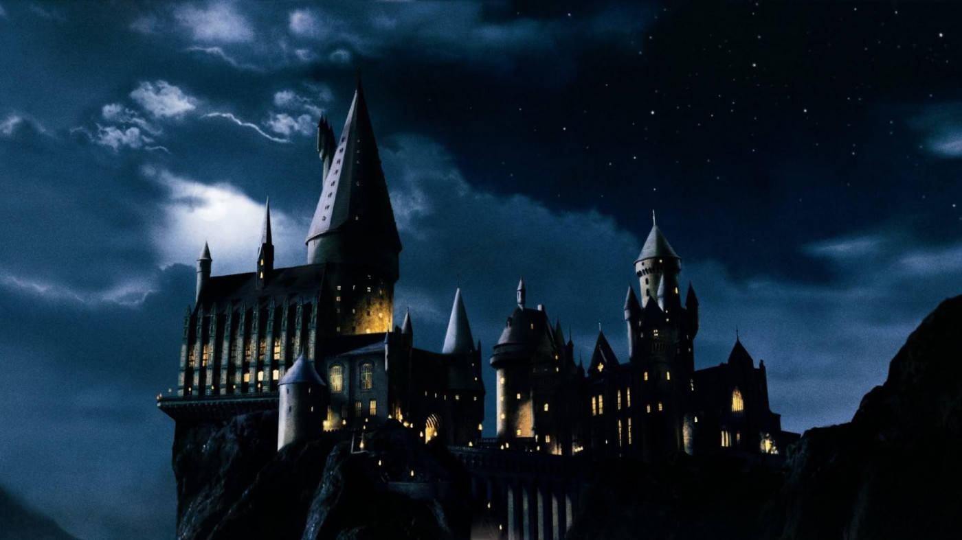 Hogwartsde Noche Con Luces Harry Potter Ipad. Fondo de pantalla