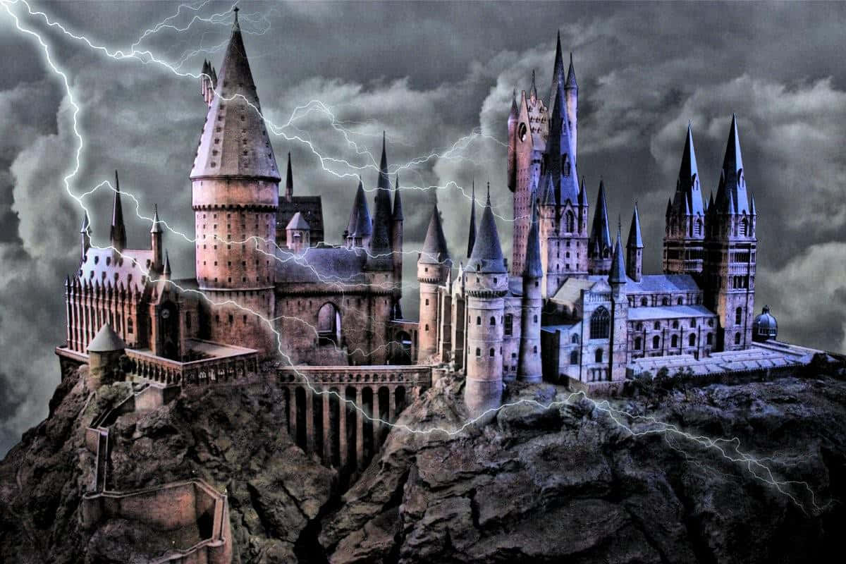 Castillode Hogwarts Con Rayos Y Relámpagos. Fondo de pantalla