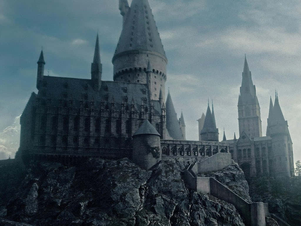 Billedet af den mystiske og magiske Hogwarts Skole for Troldmandsskab og Magi. Wallpaper