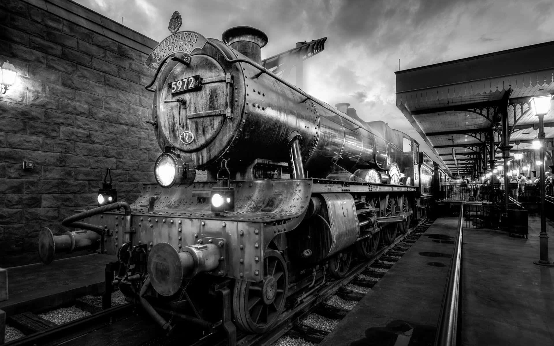 Hogwarts Express departing from Platform 9 3/4 Wallpaper