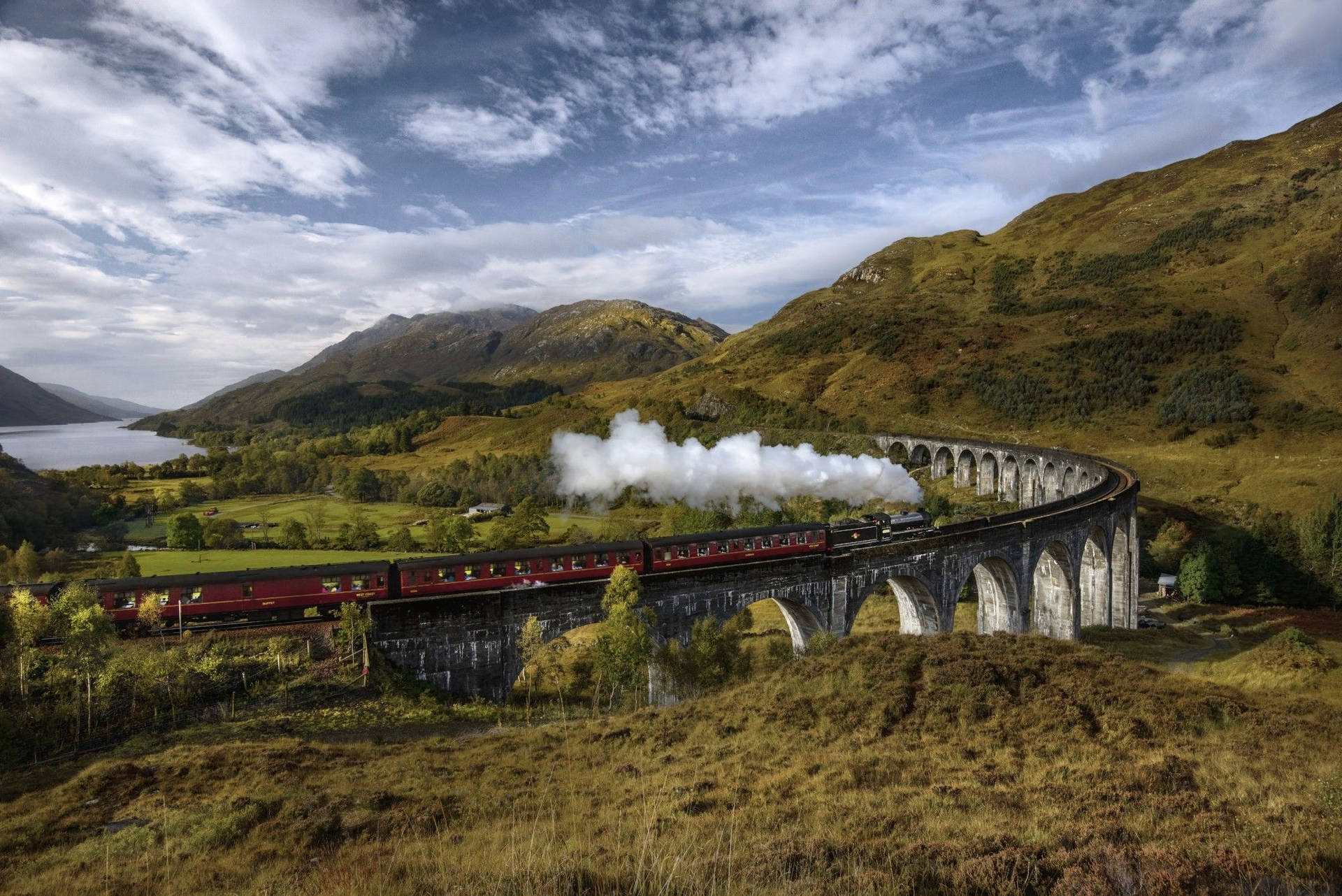 Hogwarts Express On Curved Platform Wallpaper