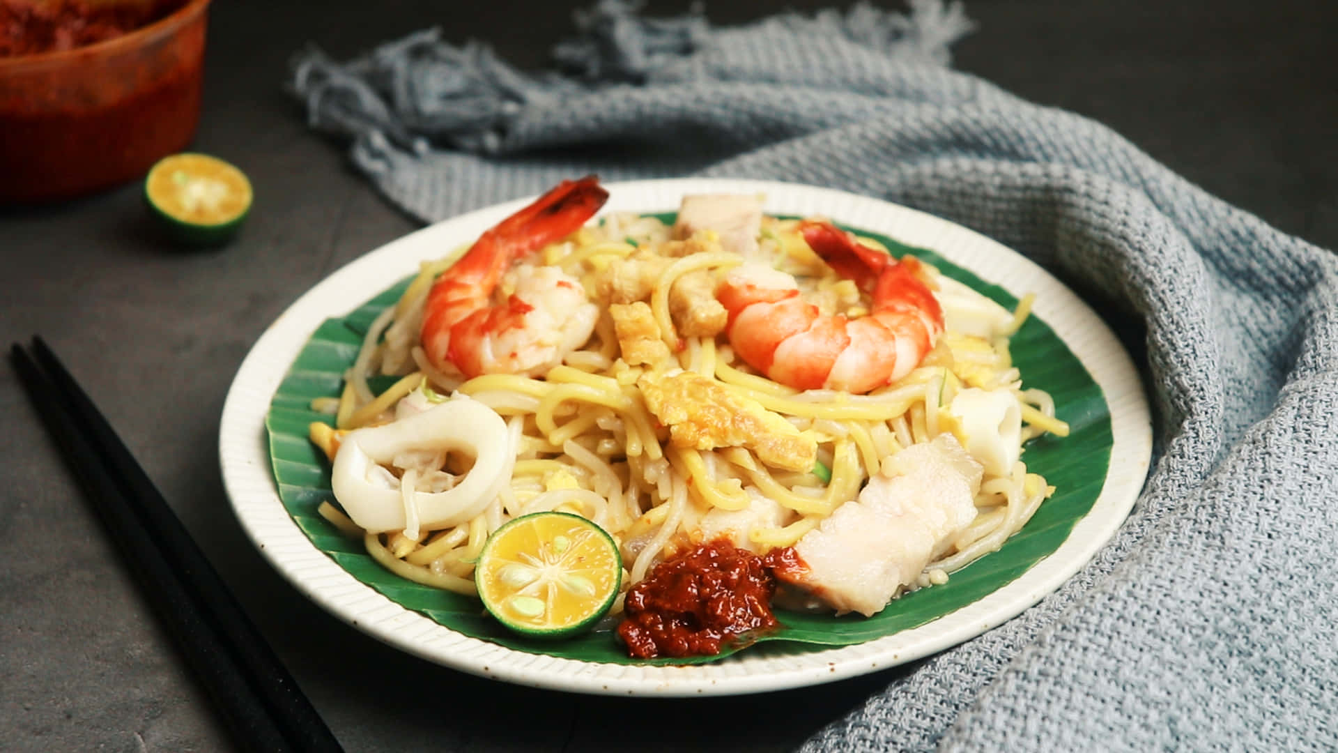Hokkien Mee On Plate With Banana Leaf Picture