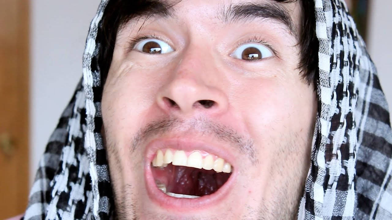 Download HolaSoyGerman Close-Up Funny Face Wallpaper 
