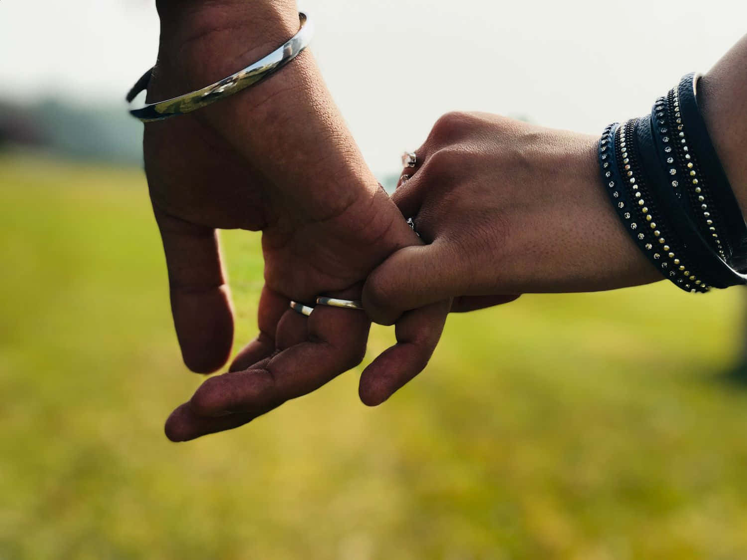 Paare,die Hände Halten, Um Einheit Zu Symbolisieren.