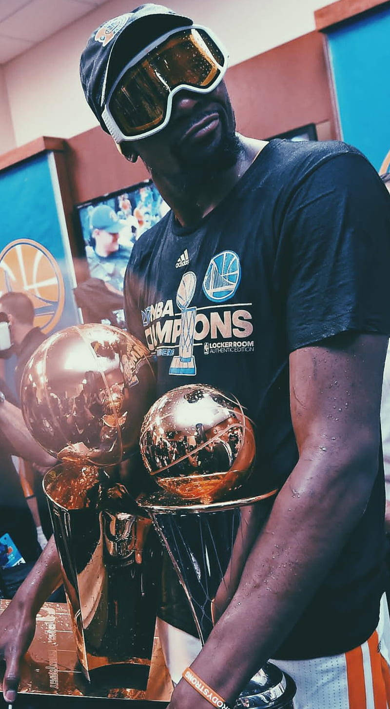 Holding Trophy Kevin Durant Cool Wallpaper