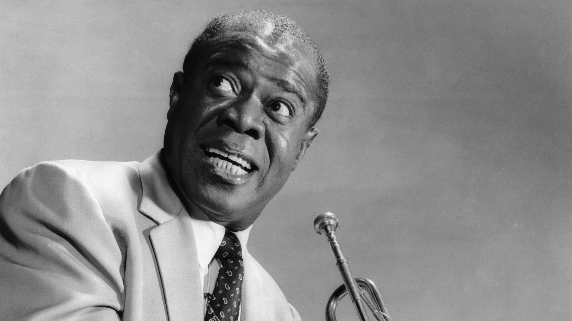 Holding Trumpet Louis Armstrong Wallpaper
